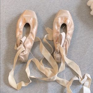 pointe shoes
